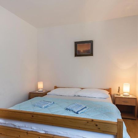 Awesome Apartment In Njivice With Kitchen Εξωτερικό φωτογραφία